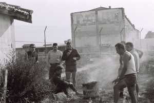 Dans la cour de promenade
autour d'un barbecue